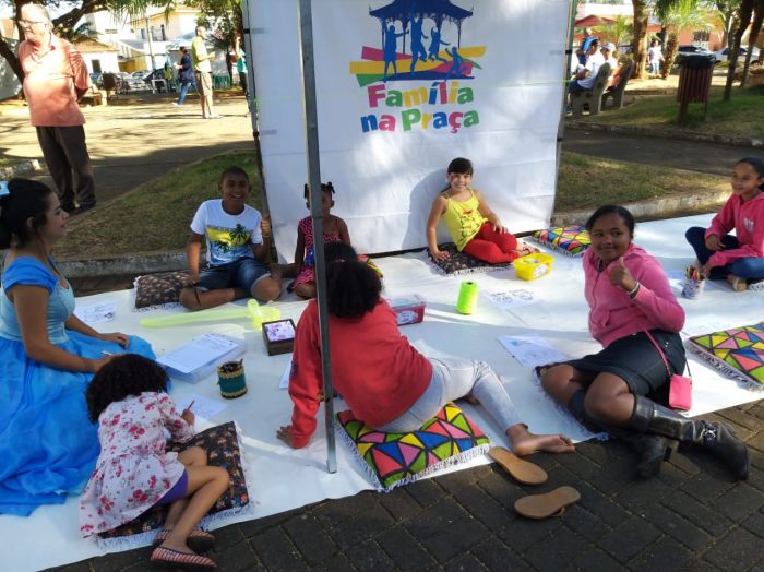 FAMÍLIA NA PRAÇA REÚNE CENTENAS DE PESSOAS.